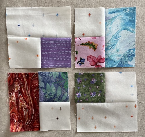 Flettet mønster på lys bund i Hellerup tæppet