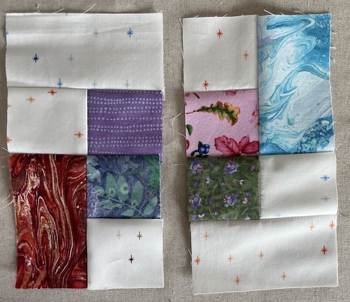 Flettet mønster på lys bund i Hellerup tæppet