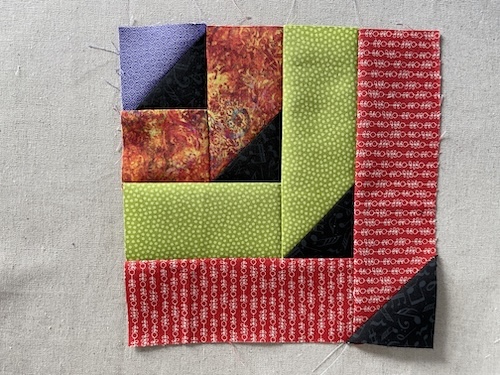 Strimler med trekanter er smukt Holte restetæppe