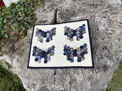 Håndsyet dækkeserviet med 4 sommerfugle i 6 kanter. 