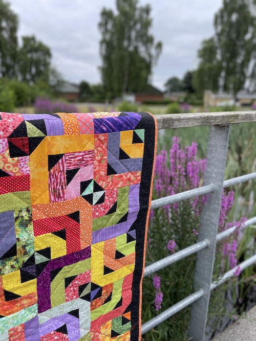 Strimler med trekanter er smukt Holte restetæppe