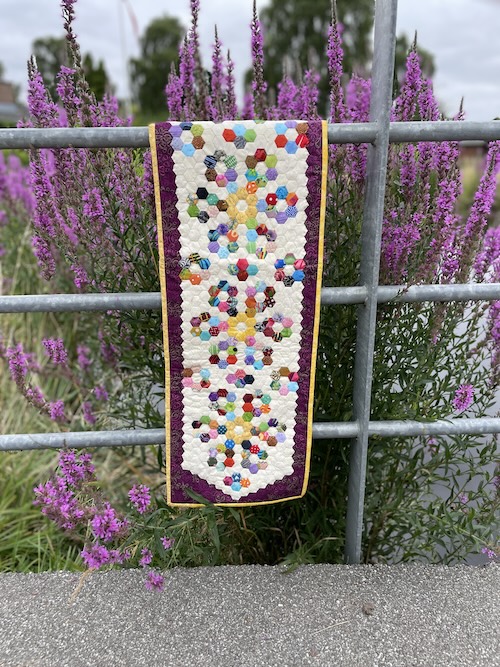 Stor blomster på håndsyet løber med seks kanter 