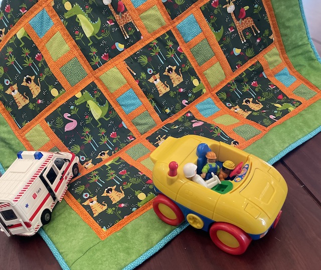 Motivstof med firkanter - gratis DIY til babytæppe. Hammel tæppet