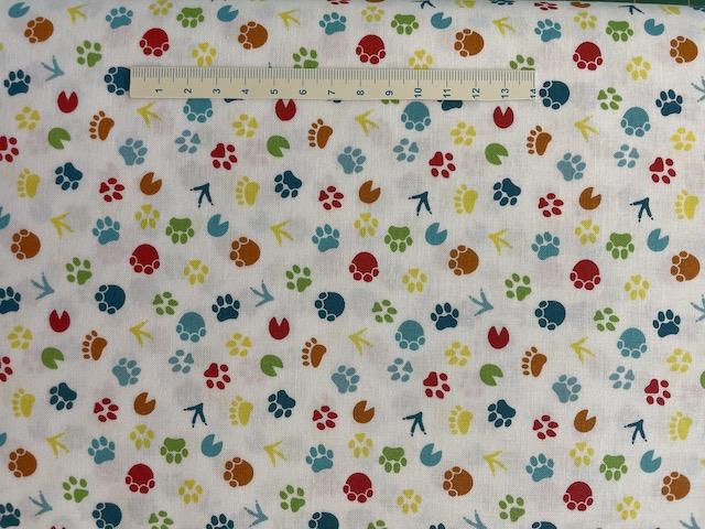 Vilde dyr på lys patchworkstof - poter