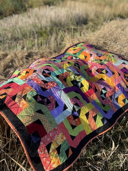 Strimler med trekanter er smukt Holte restetæppe