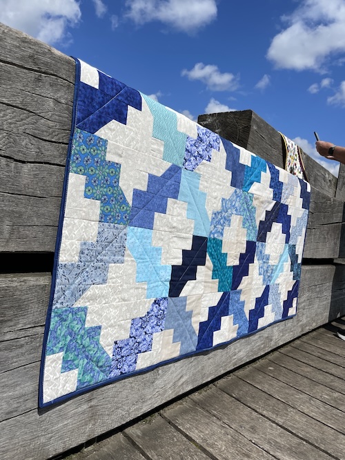 Hvide stjerner med blå udenom giver flot Gentofte restetæppe