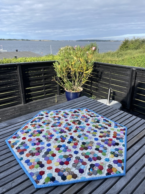 Håndsyet 6 kantet dug med mini seks kanter