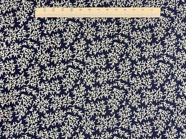 Mørkeblå patchworkstof med gren mønster