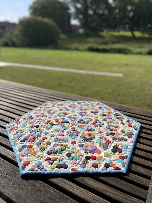 Håndsyet 6 kantet dug med mini seks kanter