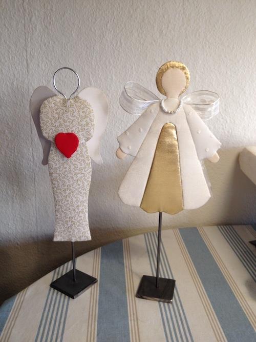 Mit juletræ er rigtigt hyggeligt om aftenen, når det står og stråler med de små lys.    Mine søde engle, som der skal sys flere af. Mønstre og stoffer fra HANNES Patchwork