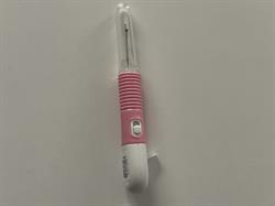 Lyserød opsprætter med ledlys – præcis og skånsom syning i godt lys