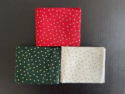 Klassiske brede jule patchworkstof - 3 stk/FQ med guldprikker