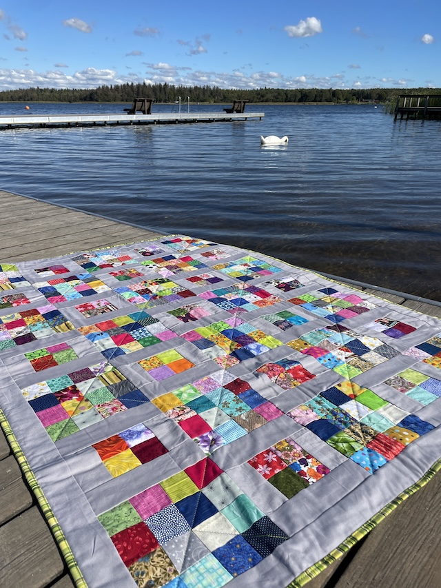 Masser af firkanter og stolper giver smuk Glostrup restetæppe.