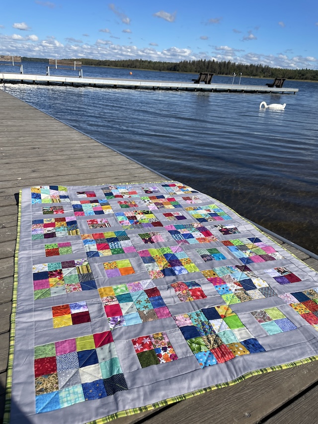 Masser af firkanter og stolper giver smuk Glostrup restetæppe.