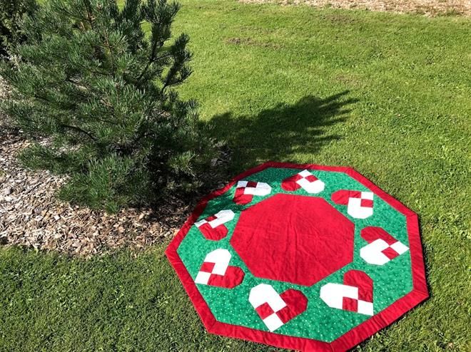 Julia Juletræstæppe med 8 hjerter mønster