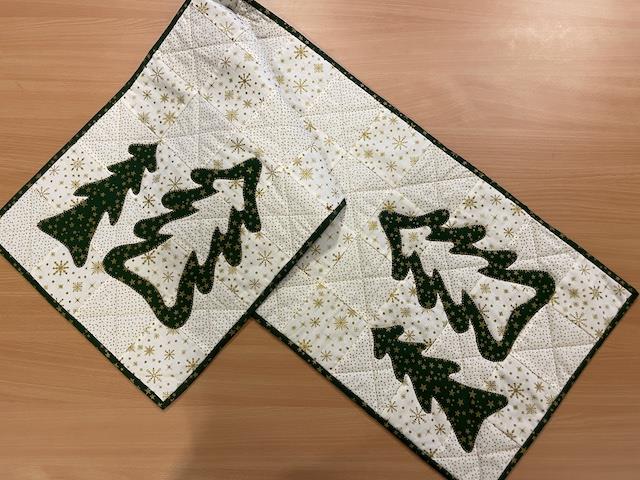 Løber med applikeret juletræer løber / dobbelt dækkeserviet sykit