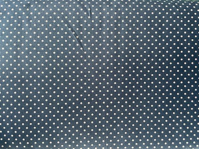 Bred bomuldsstof - Demin blå med hvide prikker