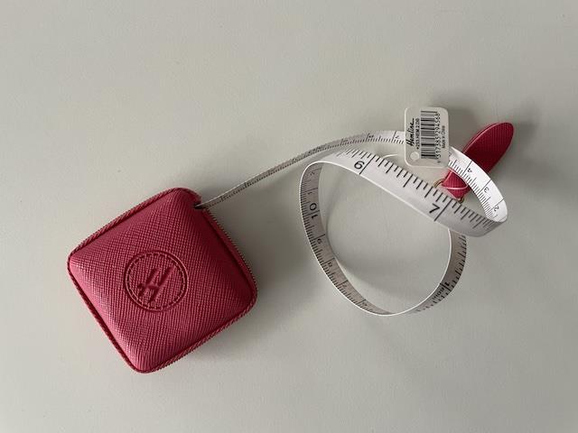 Firkantet rød Målebånd 150 cm fra Hemline