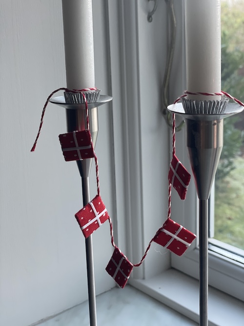 Små mini flag syet i håndsyet over pap - gratis DIY