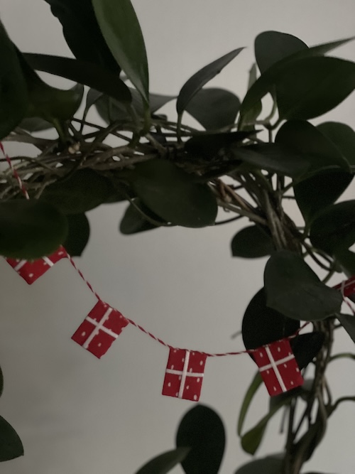 Små mini flag syet i håndsyet over pap - gratis DIY