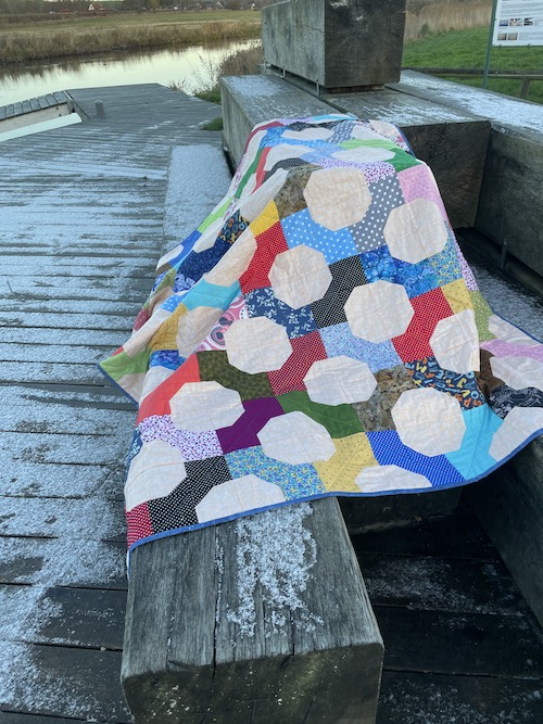 https://www.hannes-patchwork.dk/shop/trekanter-paa-firkanter-1325s1.html
