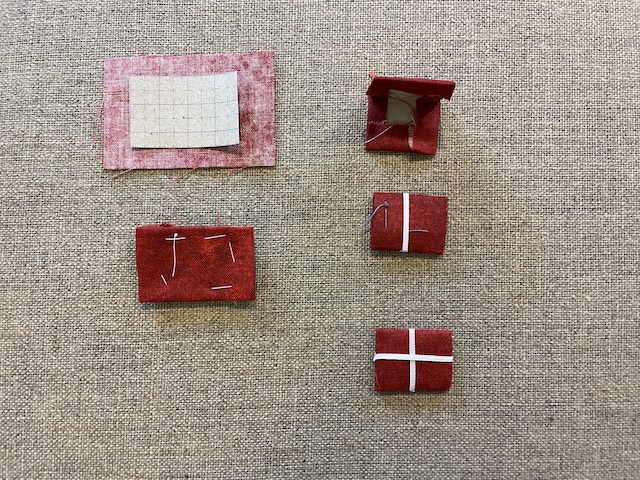 Små mini flag syet i håndsyet over pap - gratis DIY