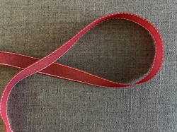 Rød pyntebånd med hvid kant. 15 mm bred. Pris pr meter