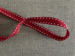 Rød pyntebånd med hvide stikninger. 15 mm bred. Pris pr meter