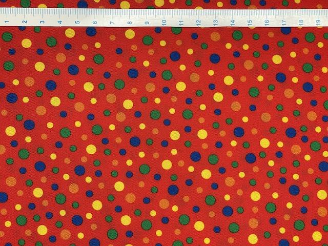 Prikker og prikker på patchworkstof - Rød bund