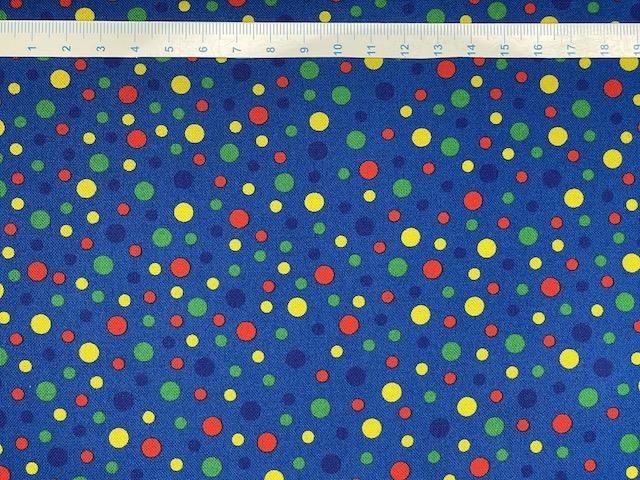 Prikker og prikker på patchworkstof - Blå bund