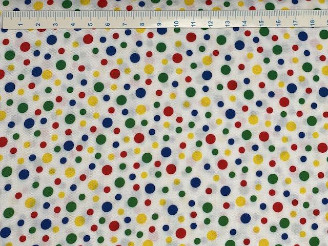 Prikker og prikker på patchworkstof - Hvid bund