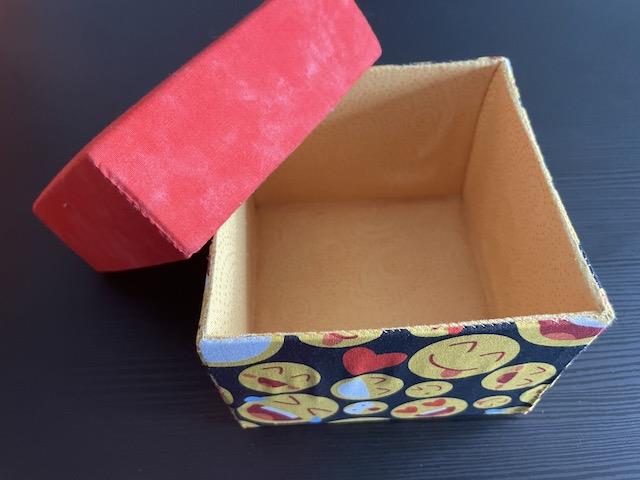 Pedaris høje, firkantede æske – til sygrej, små gaver og hemmeligheder