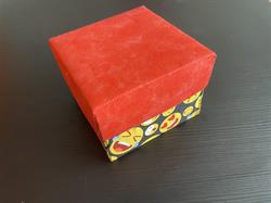 Pedaris høje, firkantede æske – til sygrej, små gaver og hemmeligheder