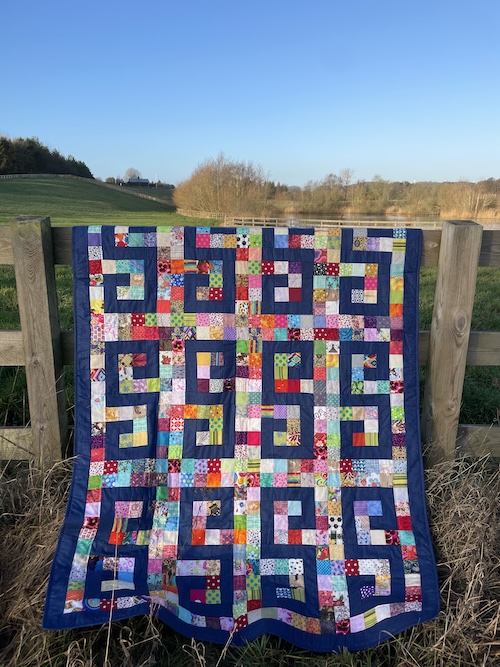 Stor S restetæppe som hedder Solrød tæppet