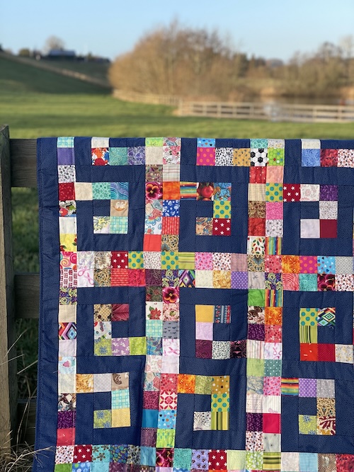 Stor S restetæppe som hedder Solrød tæppet