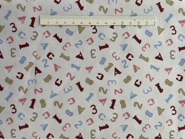 Bogstaver og tal på patchworkstof 