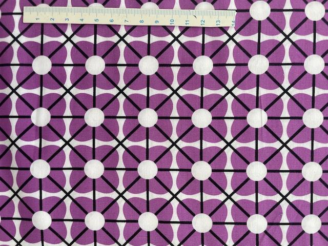 Lilla blomster i rækker på patchworkstof 