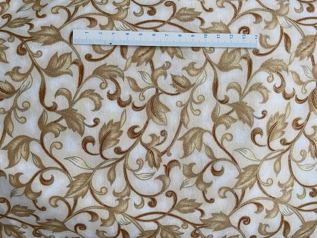 Beige patchworkstof med grene og blade