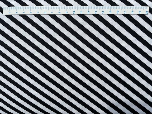 Sort og hvid patchworkstof - Skrå striber