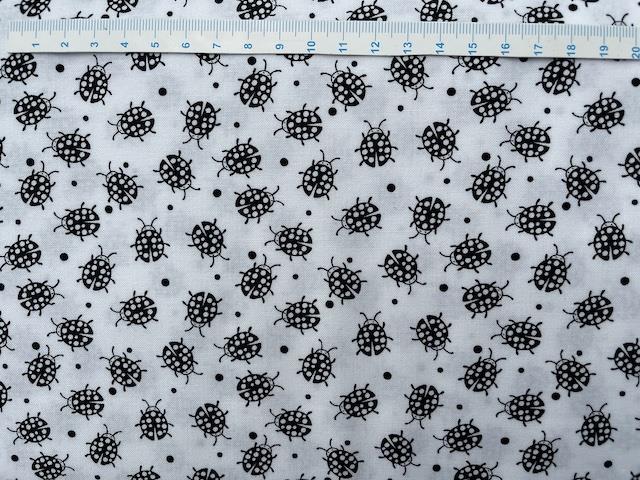 Sort og hvid patchworkstof - Mariehøns