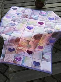 Made by Lils Hit tæppe - applikeret hjerter