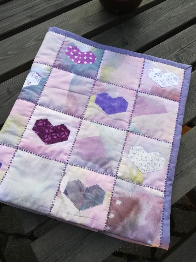 Made by Lils Hit tæppe - applikeret hjerter