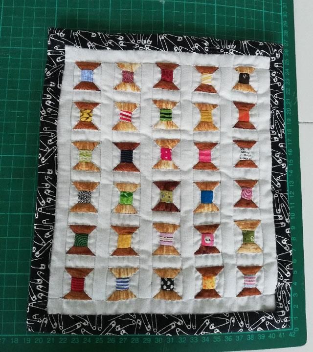 Hejsa, her et styk miniquilt fra mig. Herlig udfordring, der har gjort, at jeg nu har et sjovt billede til mit sy-værelse. Den består af 184 stk stof😅 Tak for udfordringen. Mvh Marianne 