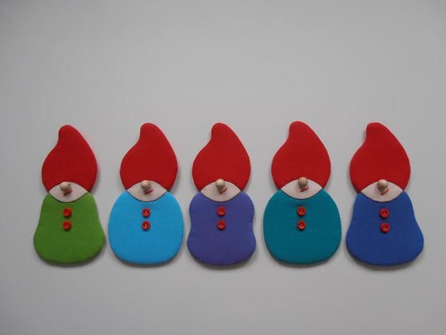 Nissetumling mønster 5 søde små nisser i farverig tøj