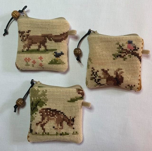 Små punge af gamle broderier / klokkestrenge og lynlåse