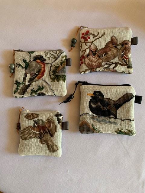 Små punge af gamle broderier / klokkestrenge og lynlåse