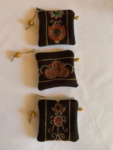 Små punge af gamle broderier / klokkestrenge og lynlåse