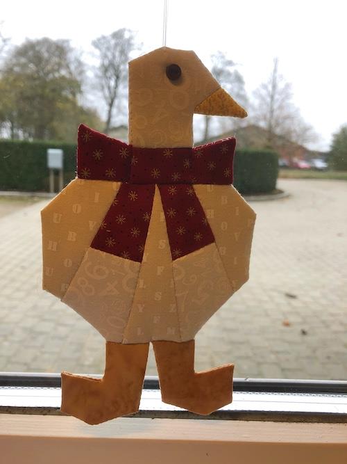  En lille genert (pige)tumpenisse (med pynt på huen) har stukket huen frem her hos mig.... sammen med sin ven anden.... hyggeligt at bruge rester....