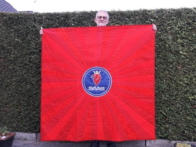 Rød patchworkstæppe til ny rød bil syet af Susanne. patchworkstoffet købt hos HANNES patchwork