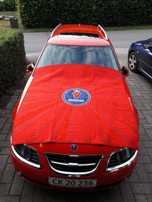 Rød patchworkstæppe til ny rød bil syet af Susanne. patchworkstoffet købt hos HANNES patchwork